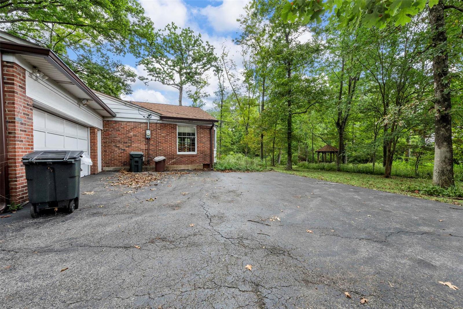 122 Frontenac Forest St.