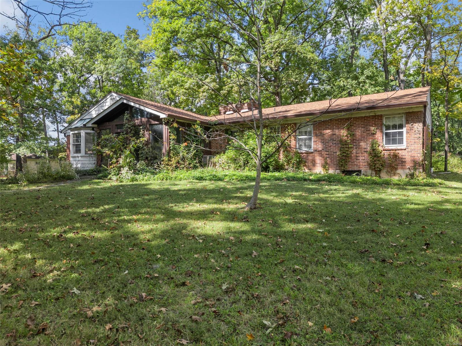 122 Frontenac Forest St.