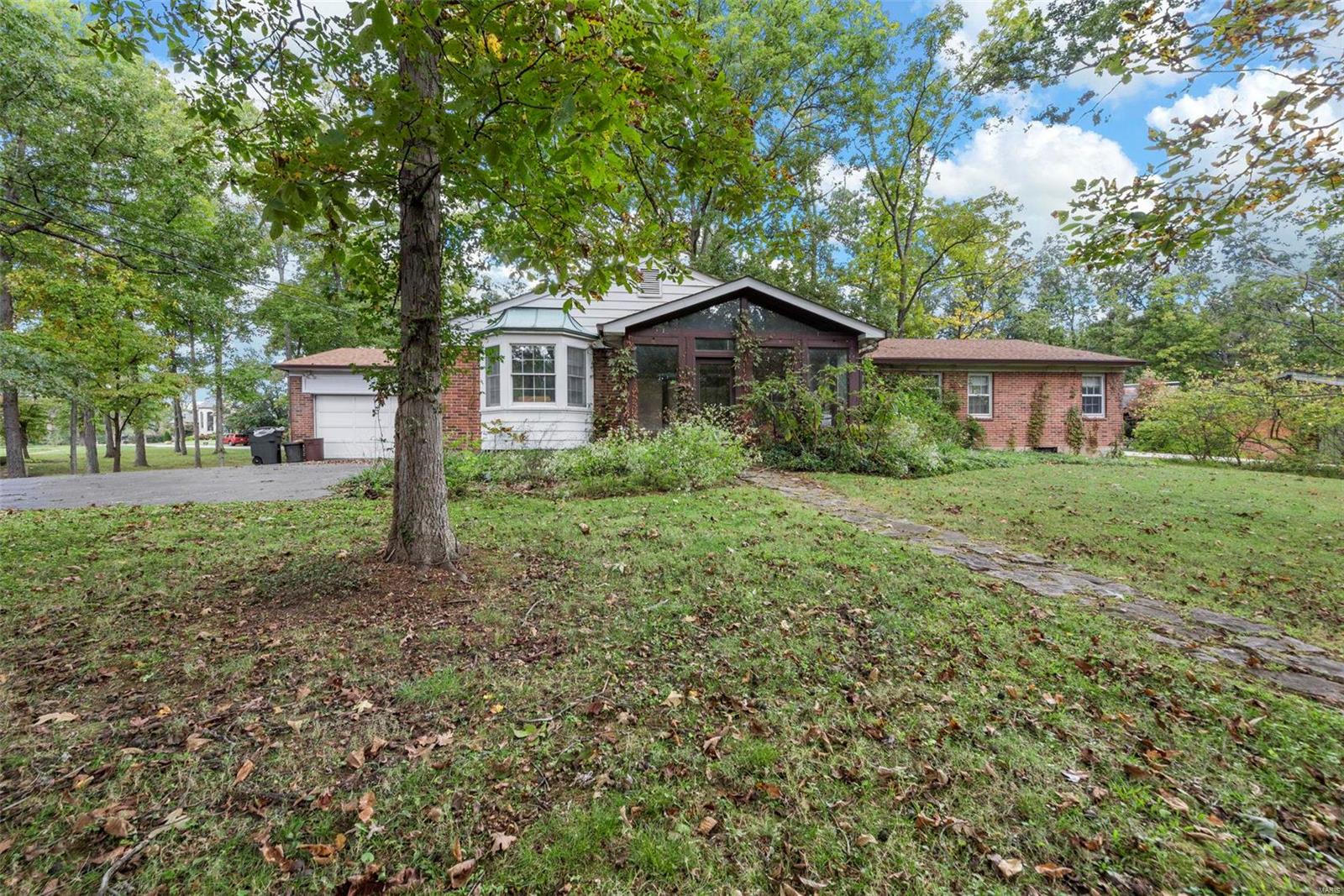 122 Frontenac Forest St.
