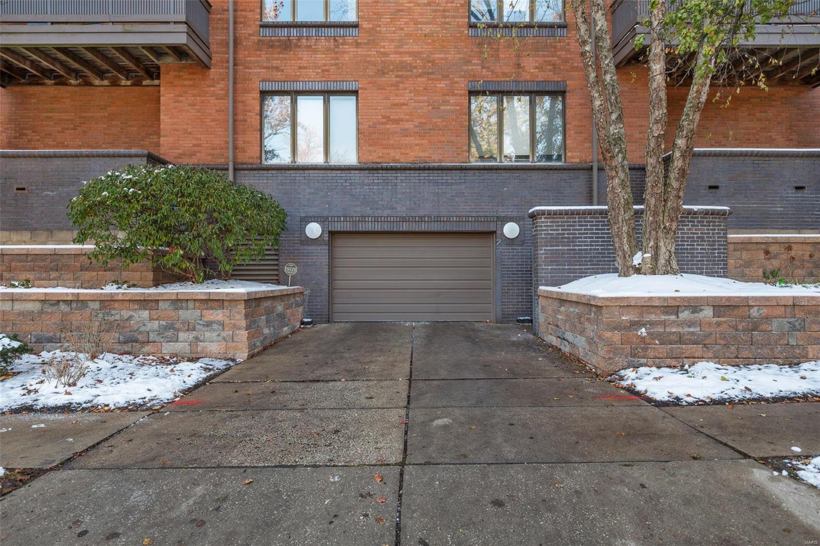 155 N Hanley Road Unit: 200