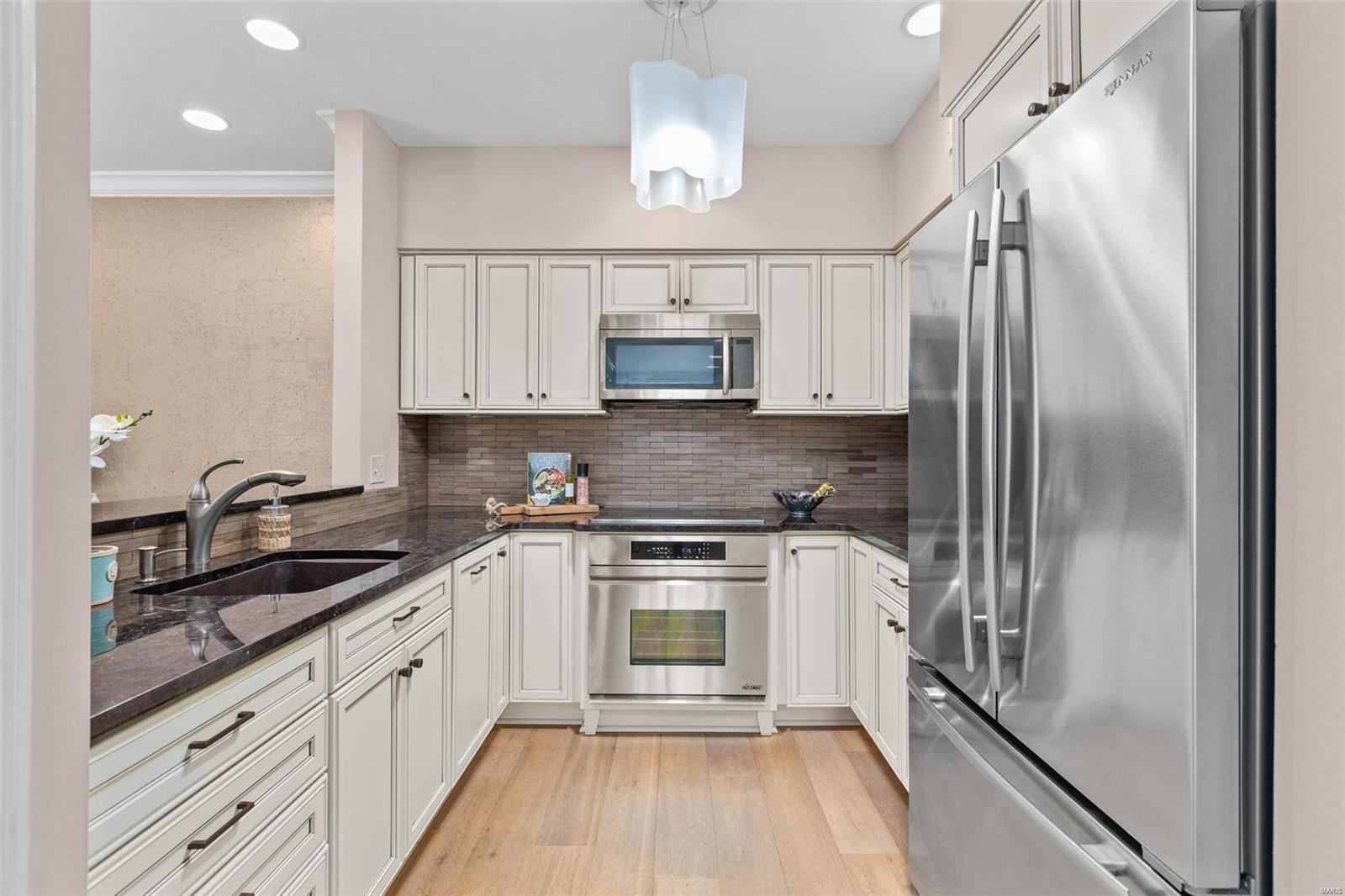 155 N Hanley Road Unit: 200