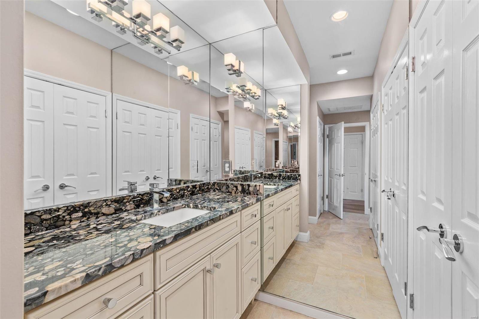 155 N Hanley Road Unit: 200