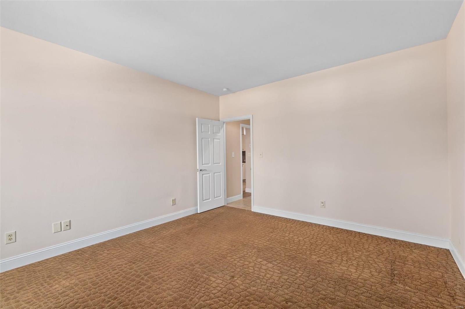 155 N Hanley Road Unit: 200