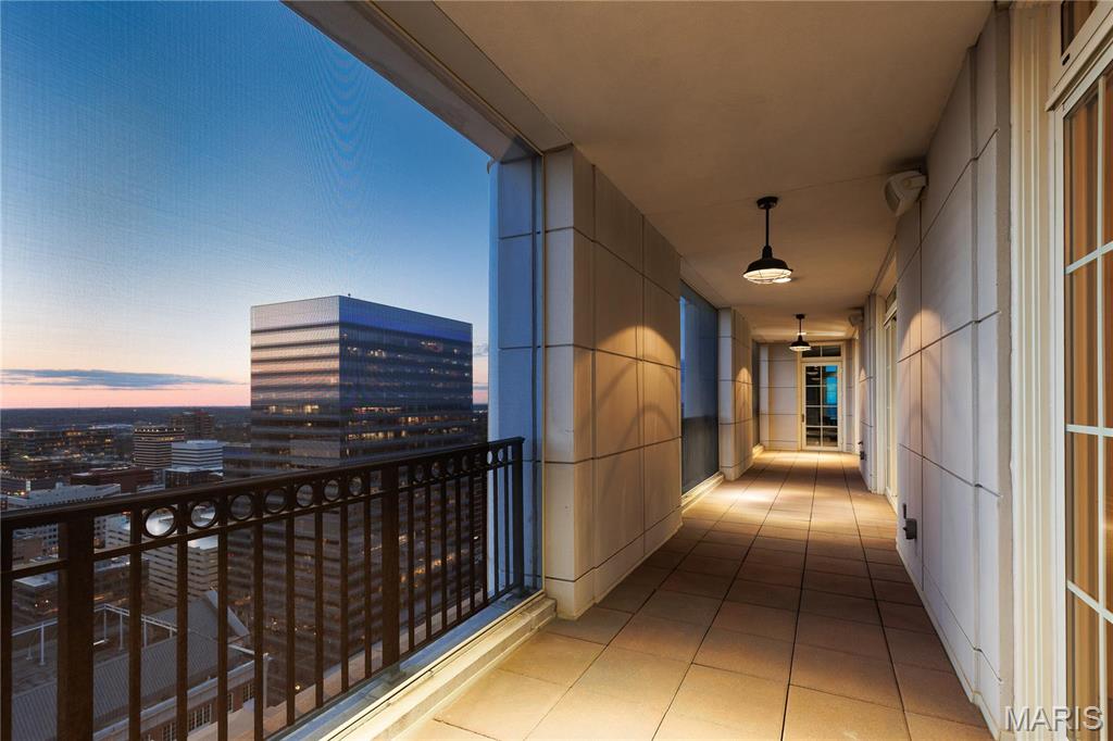 150 Carondelet Unit: 2901