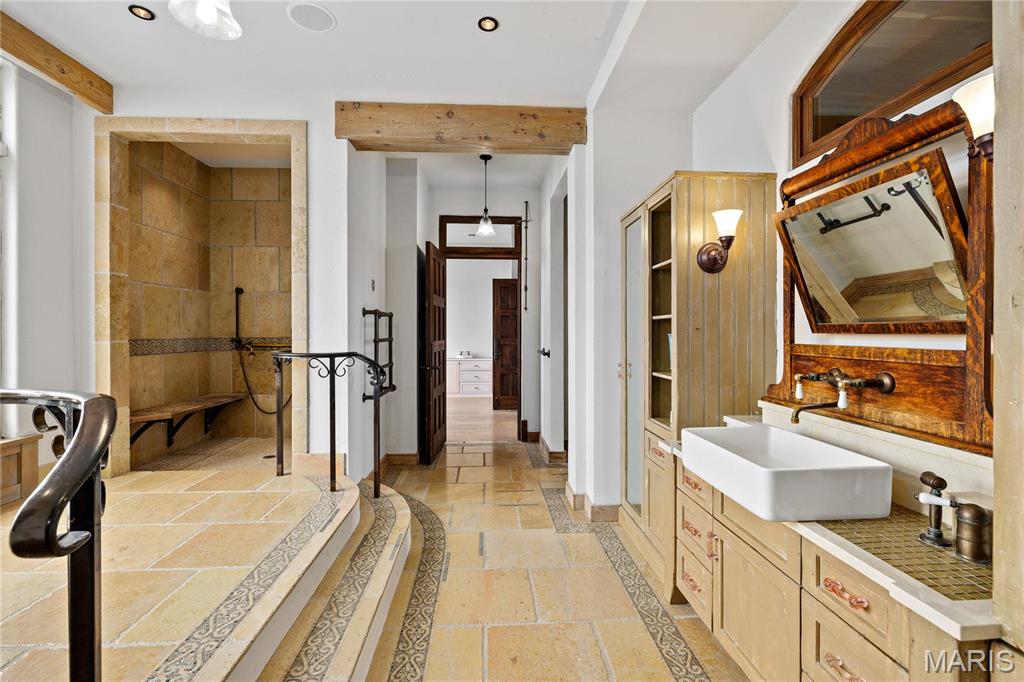 150 Carondelet Unit: 2901