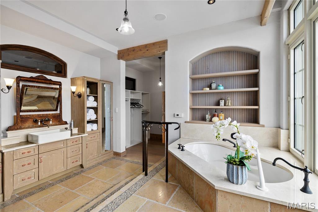 150 Carondelet Unit: 2901