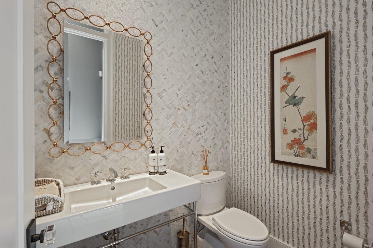 8121 Stratford Drive