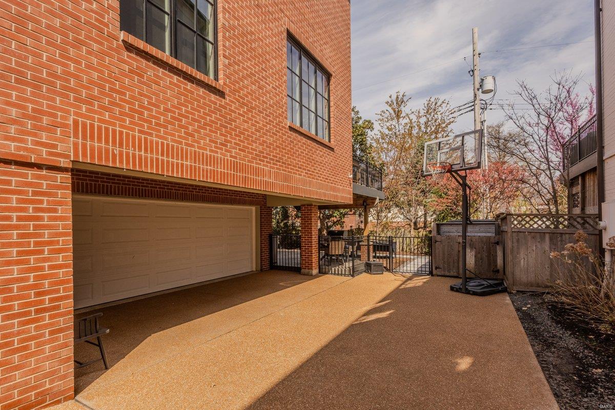 8121 Stratford Drive