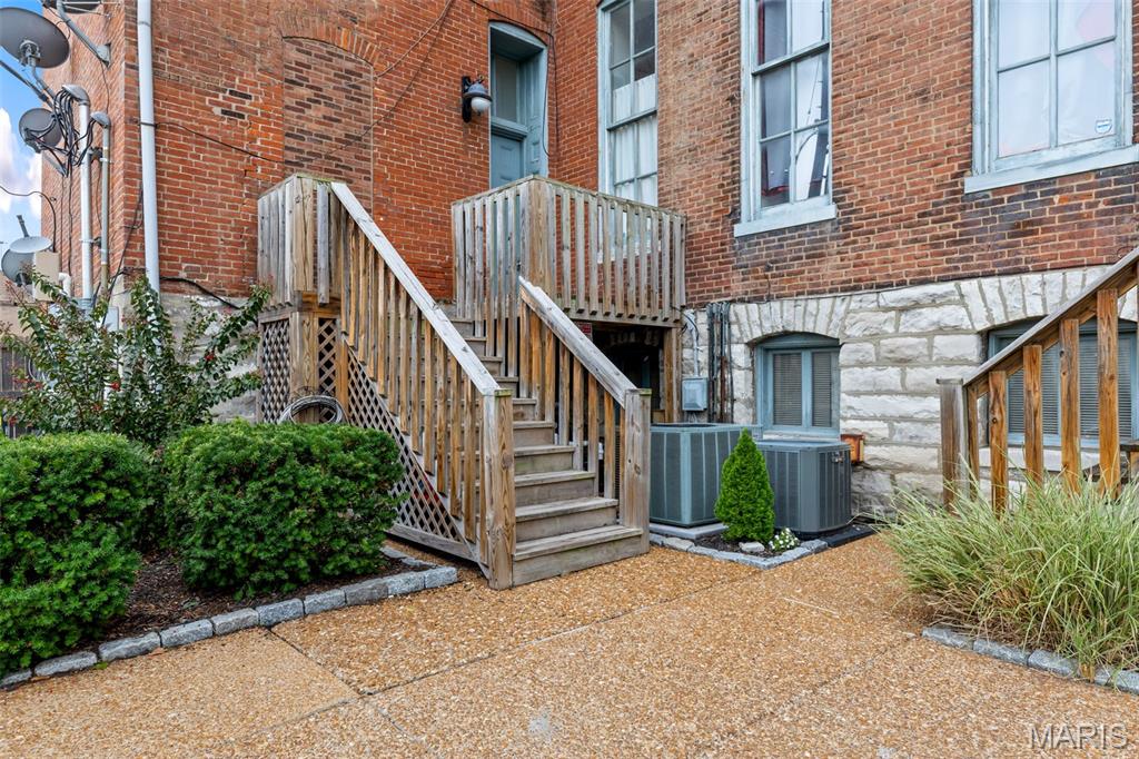 1047 Lafayette Avenue