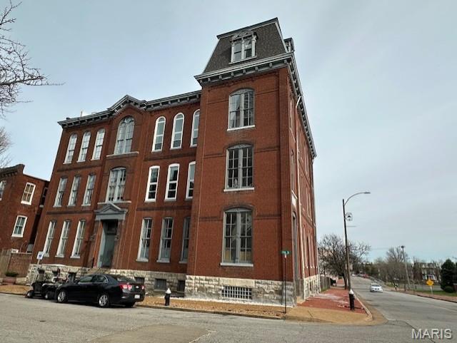 1047 Lafayette Avenue