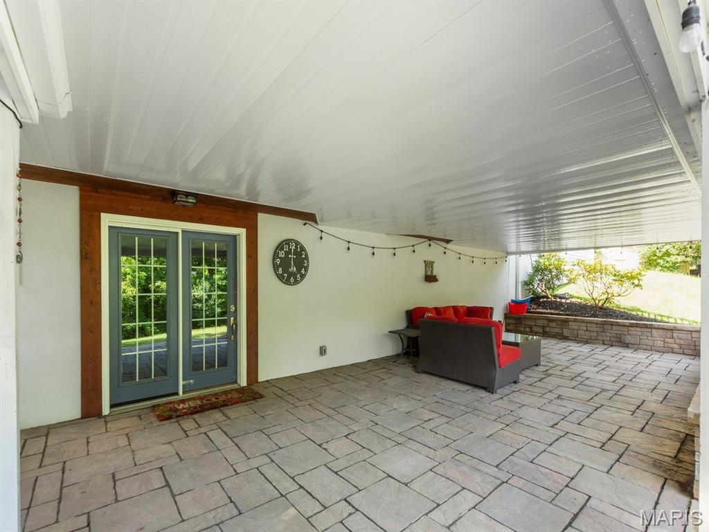 225 W Manor Drive