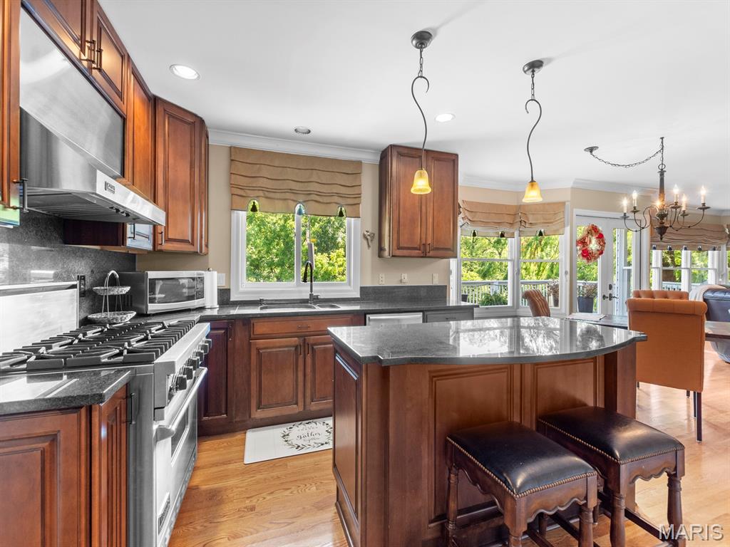 225 W Manor Drive