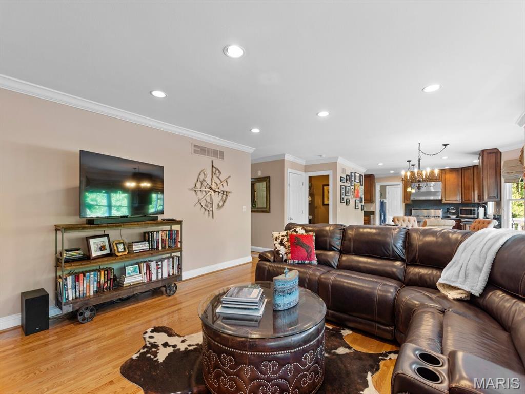 225 W Manor Drive