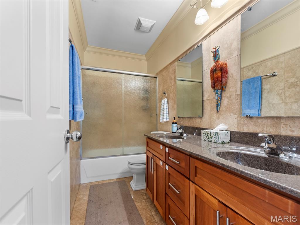 225 W Manor Drive