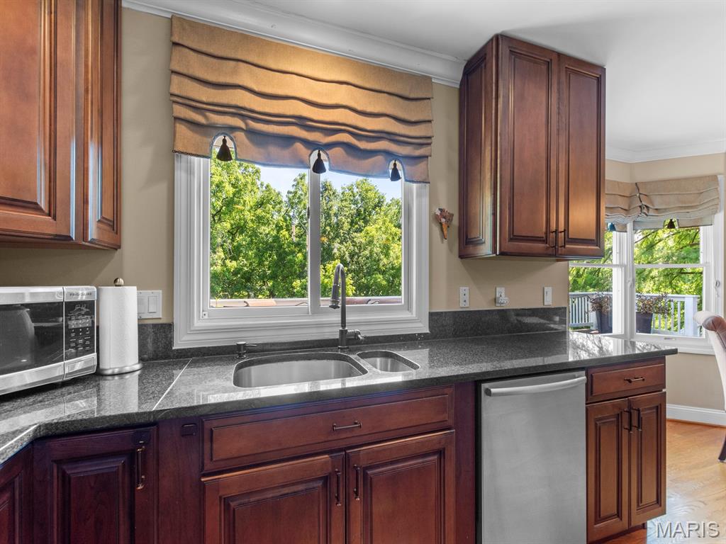 225 W Manor Drive