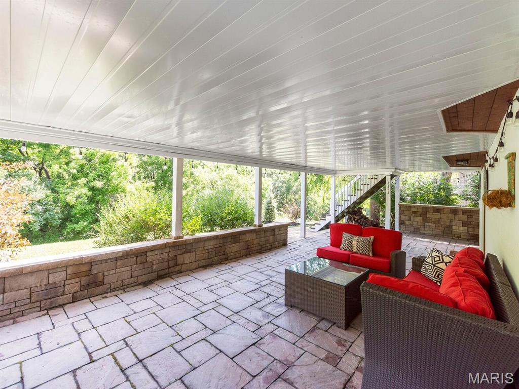 225 W Manor Drive