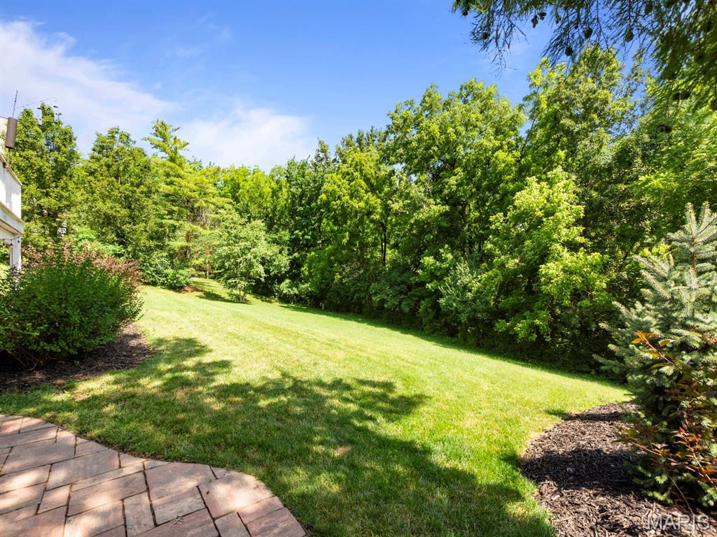 225 W Manor Drive