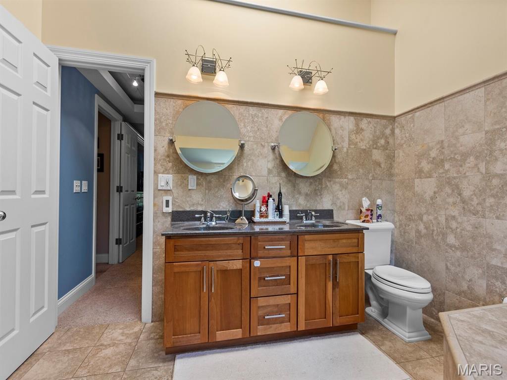 225 W Manor Drive