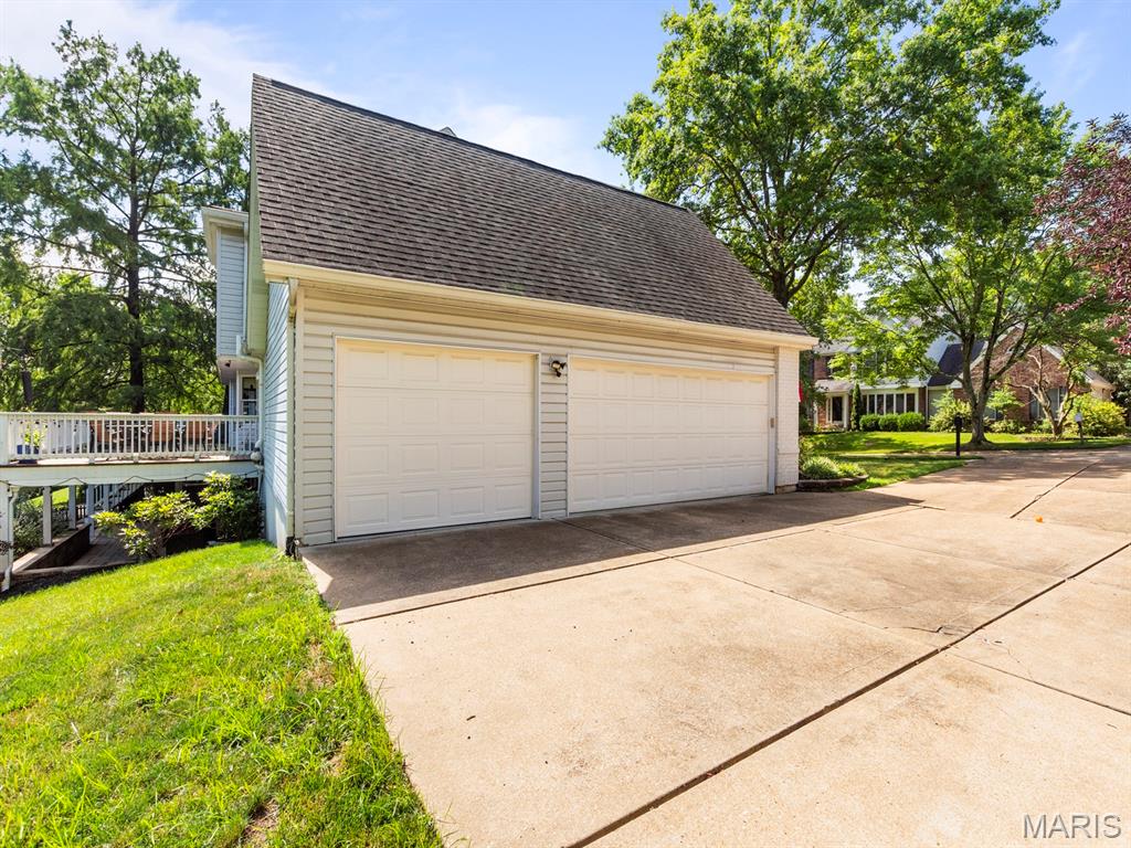 225 W Manor Drive