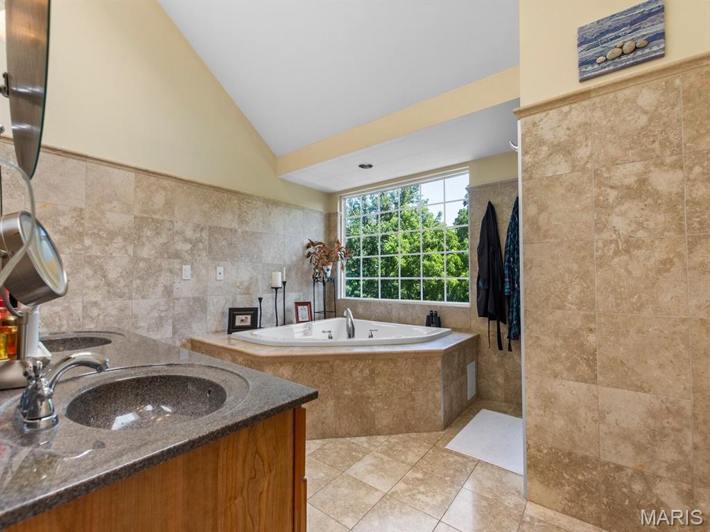 225 W Manor Drive