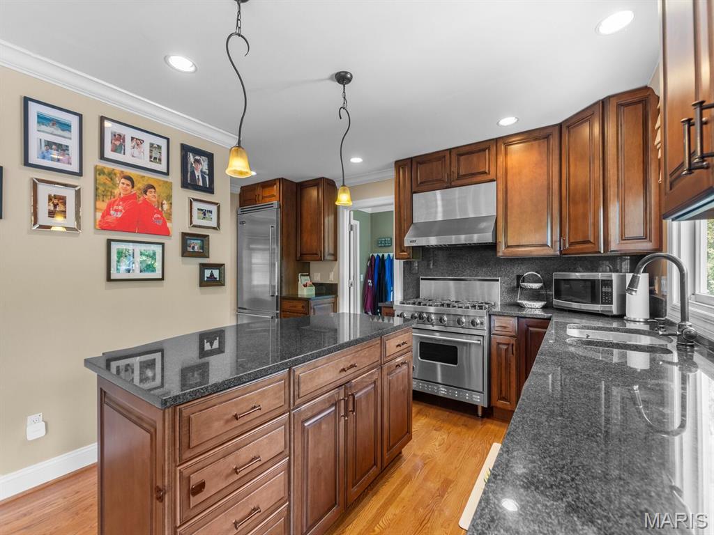 225 W Manor Drive