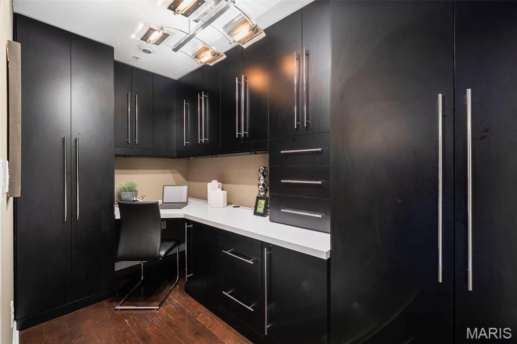 4909 Laclede Avenue Unit: 805