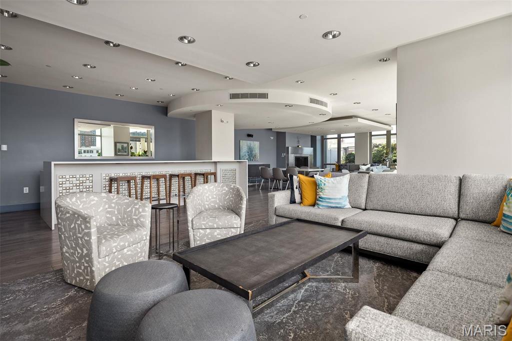 4909 Laclede Avenue Unit: 805