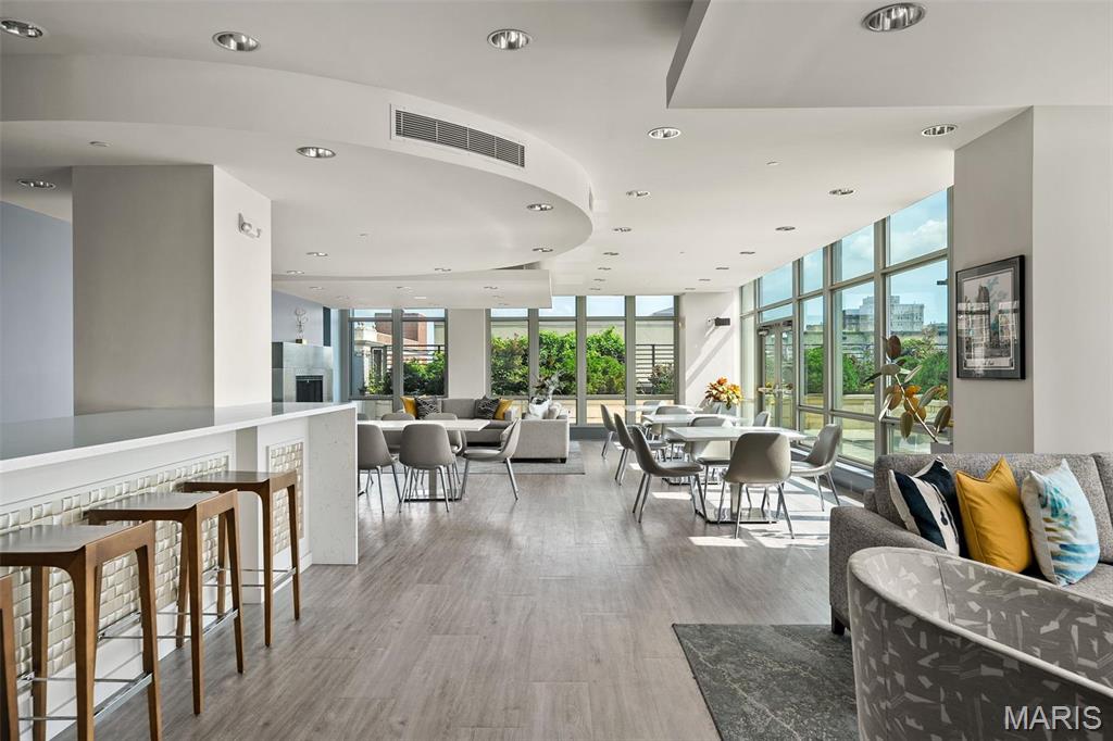 4909 Laclede Avenue Unit: 805