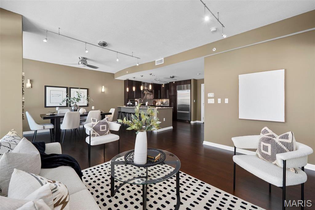 4909 Laclede Avenue Unit: 805