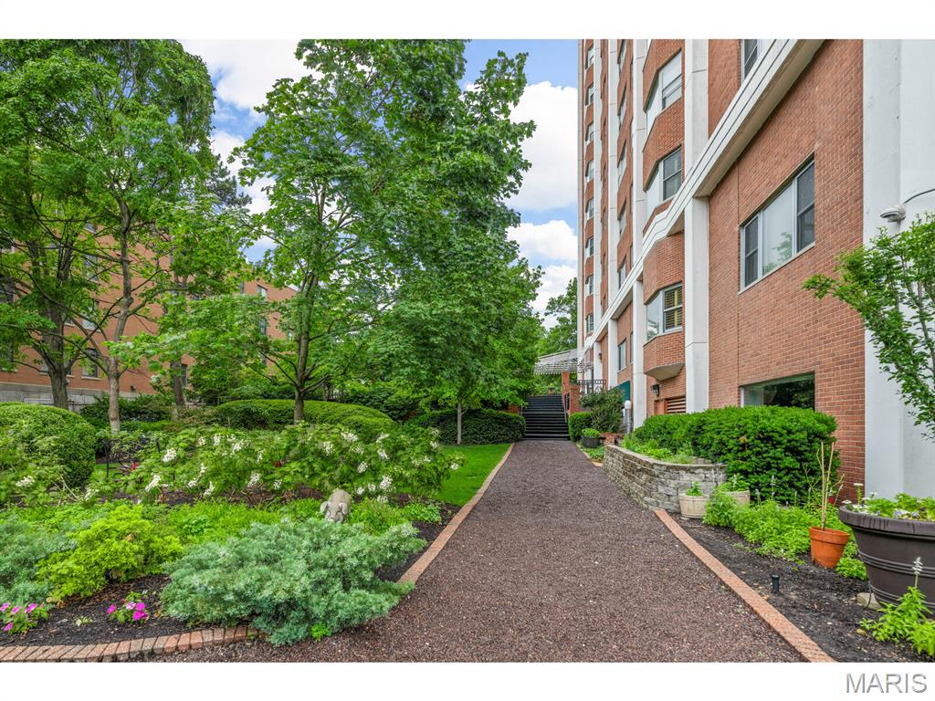 710 S Hanley Road Unit: 10A