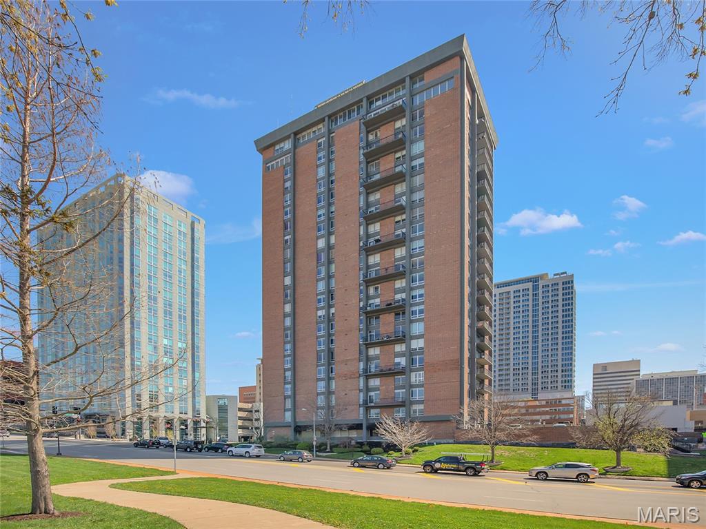 200 S Brentwood Boulevard Unit: 15C