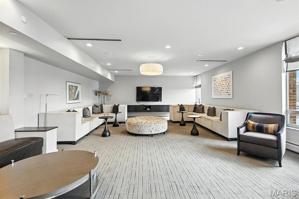 200 S Brentwood Boulevard Unit: 15C