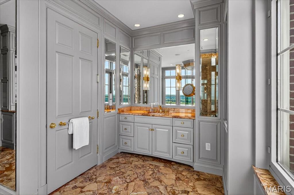 150 Carondelet Plaza Unit: 2801