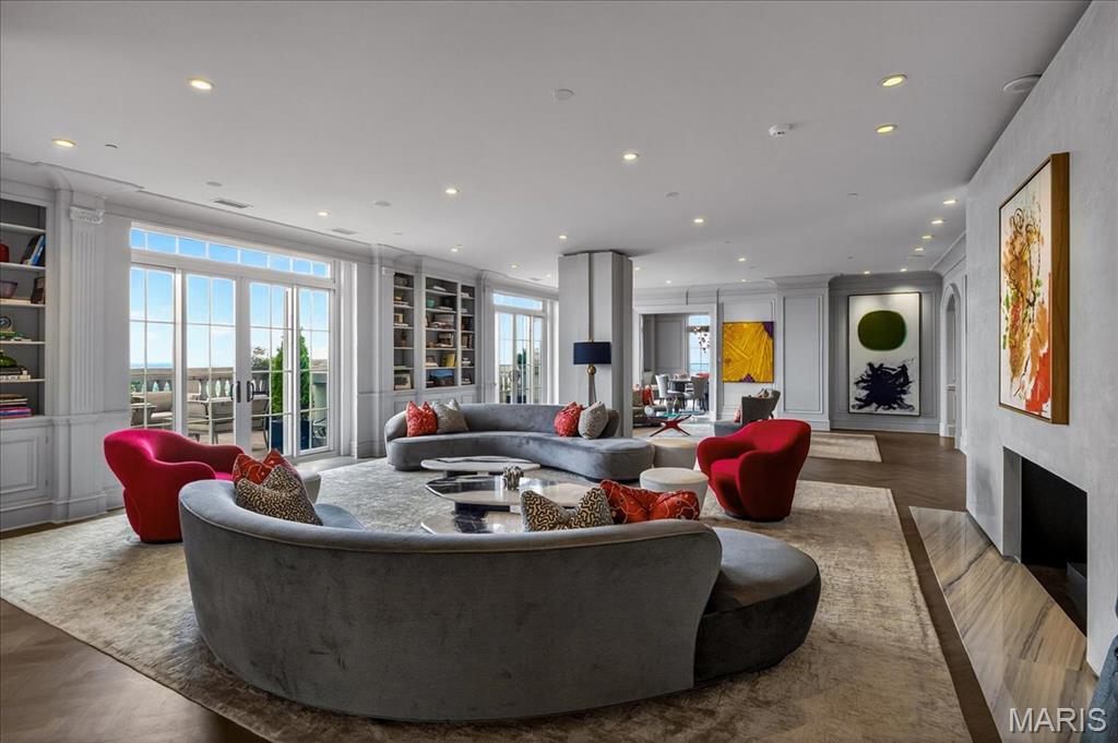 150 Carondelet Plaza Unit: 2801