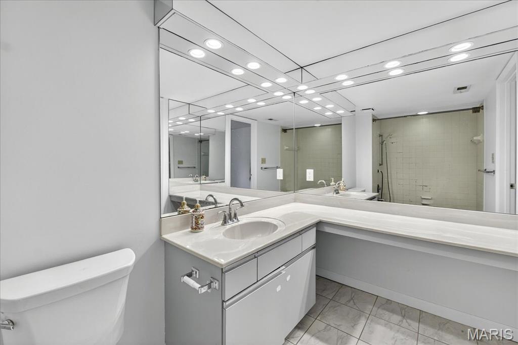 4454 Lindell Boulevard Unit: 32