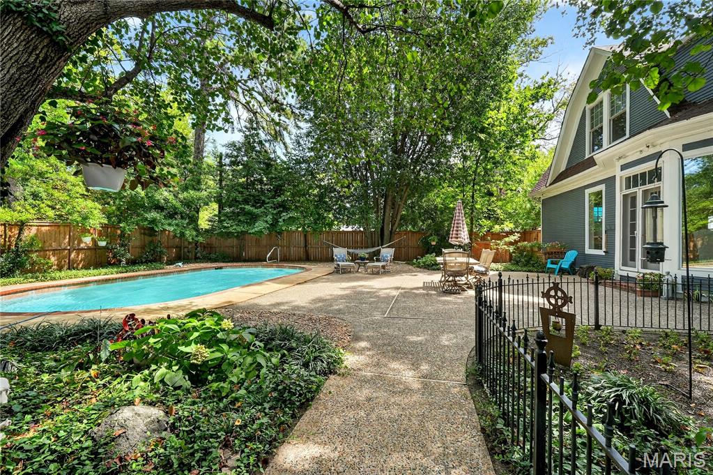 8955 Ladue Road