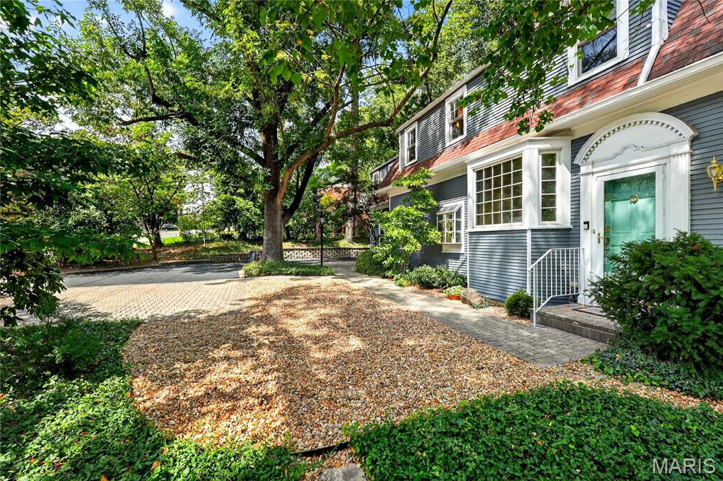8955 Ladue Road