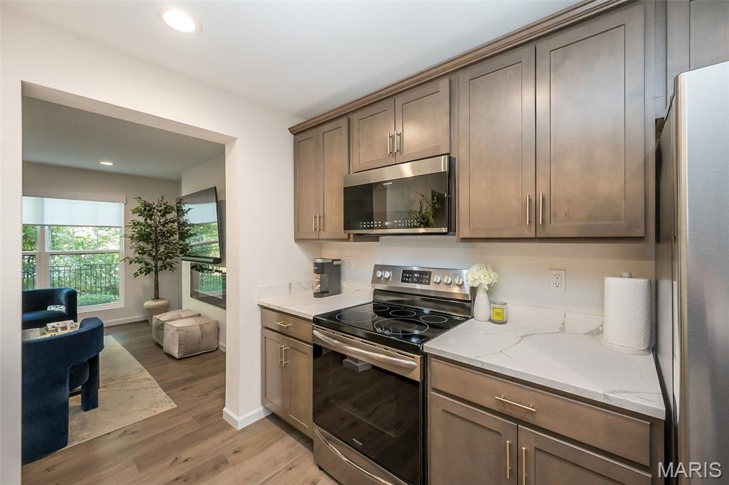 1053 Geyer Grove Unit: 9