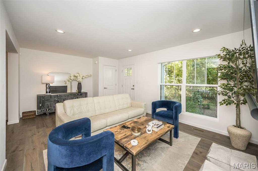 1053 Geyer Grove Unit: 9