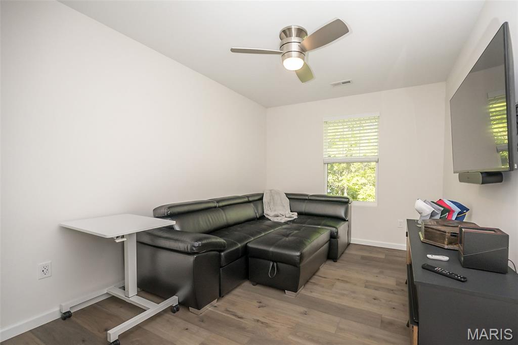 1053 Geyer Grove Unit: 9