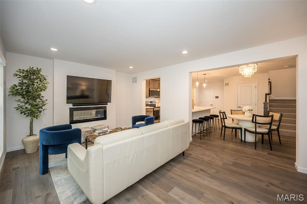 1053 Geyer Grove Unit: 9