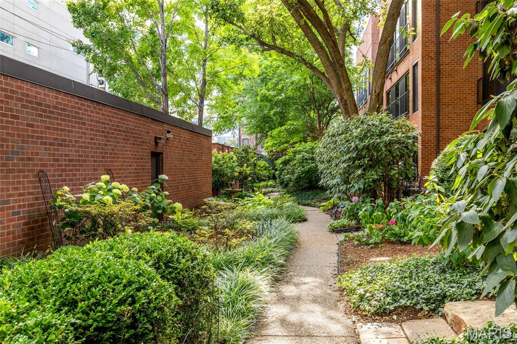 4570 Laclede Avenue Unit: 301