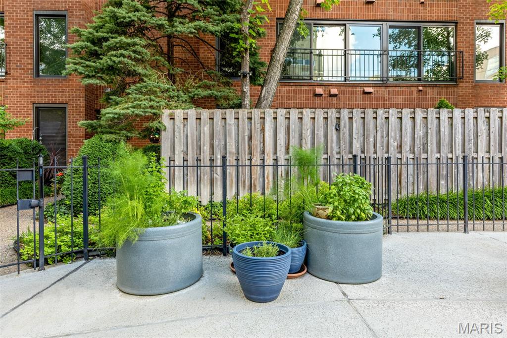 4570 Laclede Avenue Unit: 301