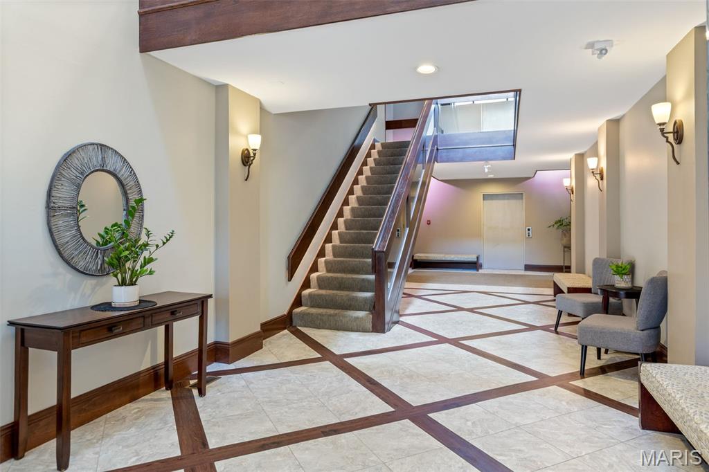 4570 Laclede Avenue Unit: 301