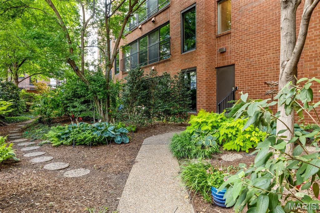 4570 Laclede Avenue Unit: 301