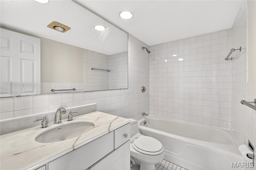 900 S Hanley Road Unit: 12A