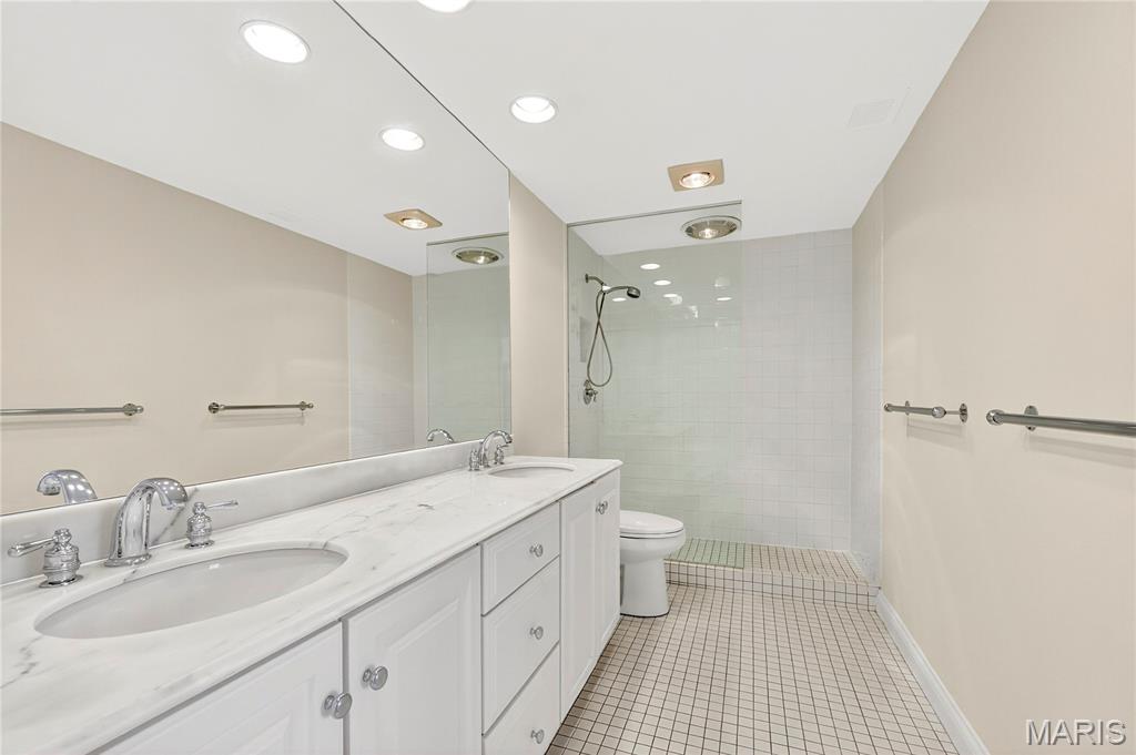 900 S Hanley Road Unit: 12A