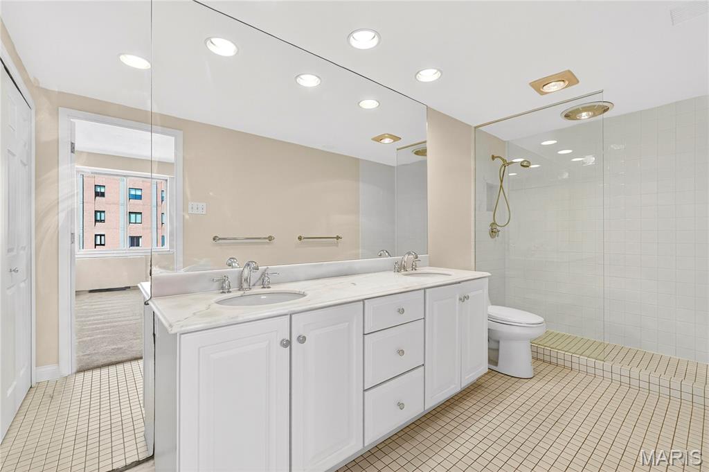 900 S Hanley Road Unit: 12A