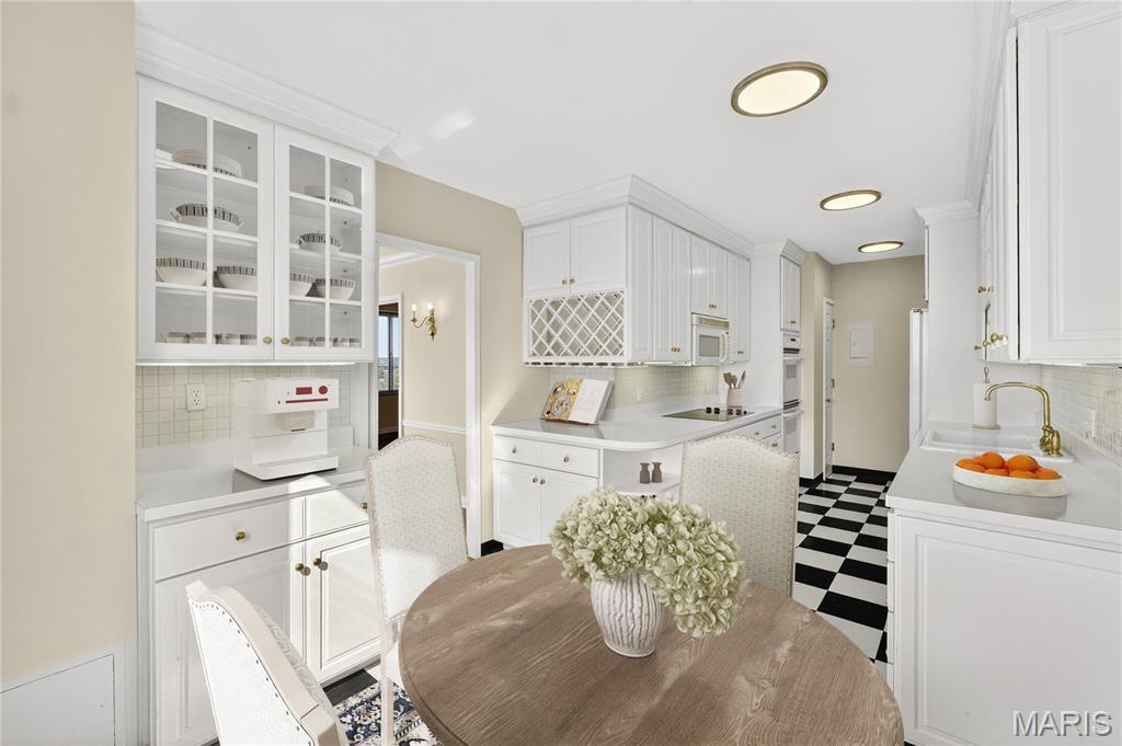 900 S Hanley Road Unit: 12A