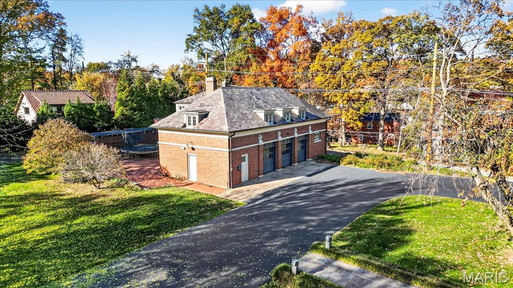 12 E Brentmoor Park